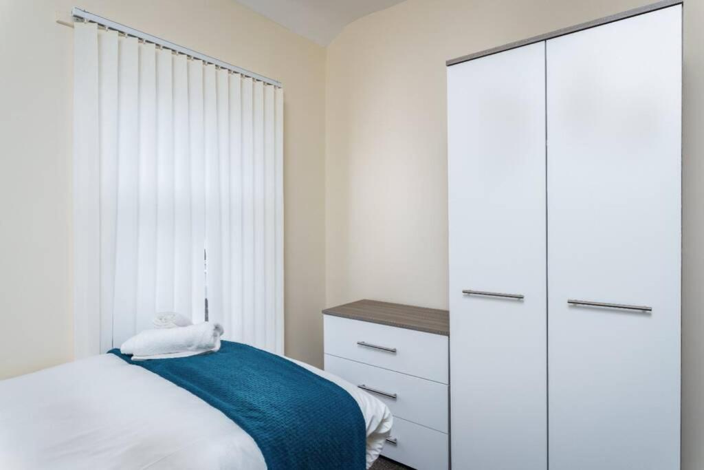 Sleeps 5, Smart Tv's In Bedrooms * Swansea